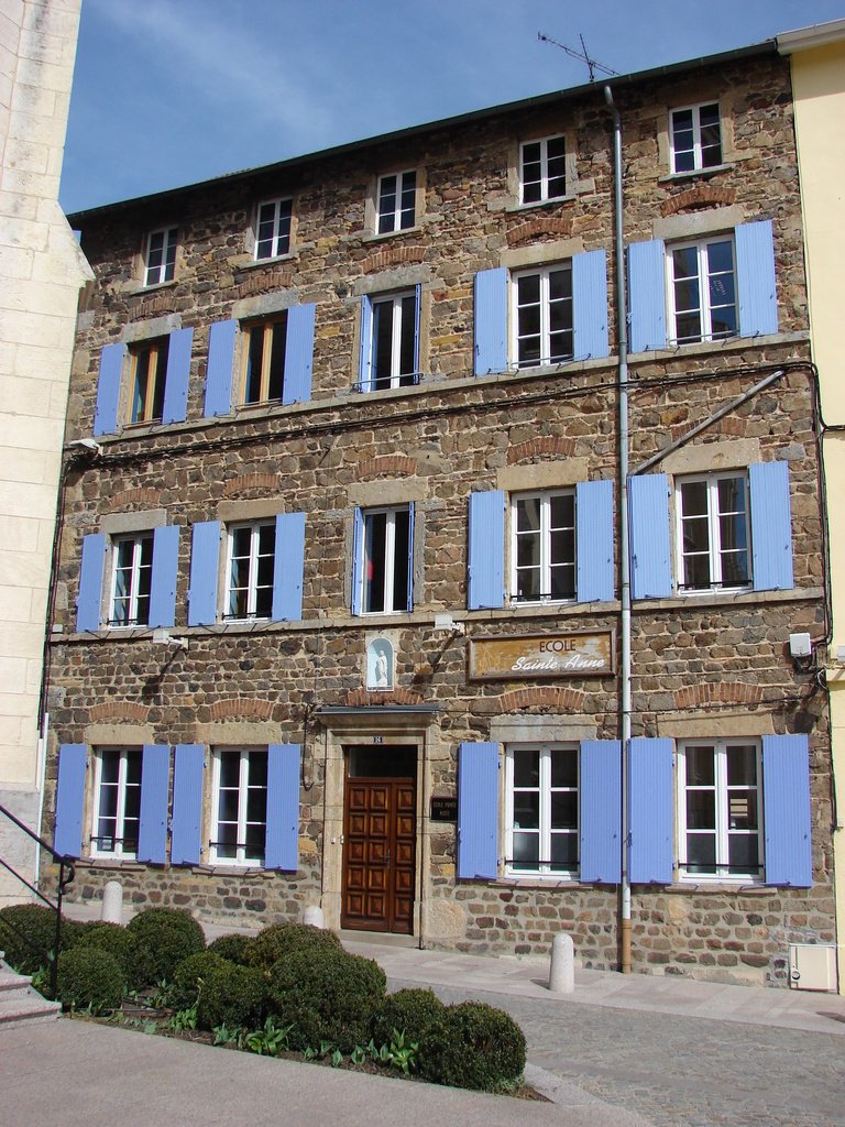 L’école Sainte Anne est une école catholique, sous contrat d’association, située sur la commune de Vindry sur Turdine. Elle est composée de 5 classes (PS/MS,GS/CP, CP/CE1, CE2/CM1,CM1/CM2).